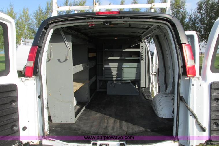image for item E5216 2008 GMC Savana G2500 van