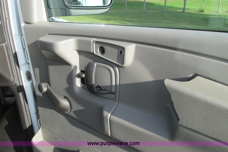 image for item E5216 2008 GMC Savana G2500 van