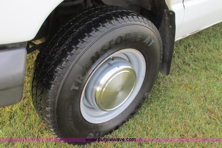 image for item E5217 2006 Ford E350 Super Duty van
