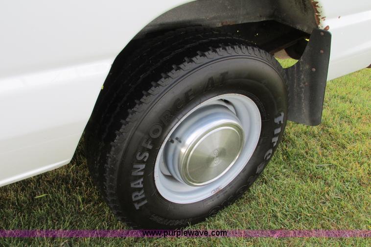 image for item E5217 2006 Ford E350 Super Duty van