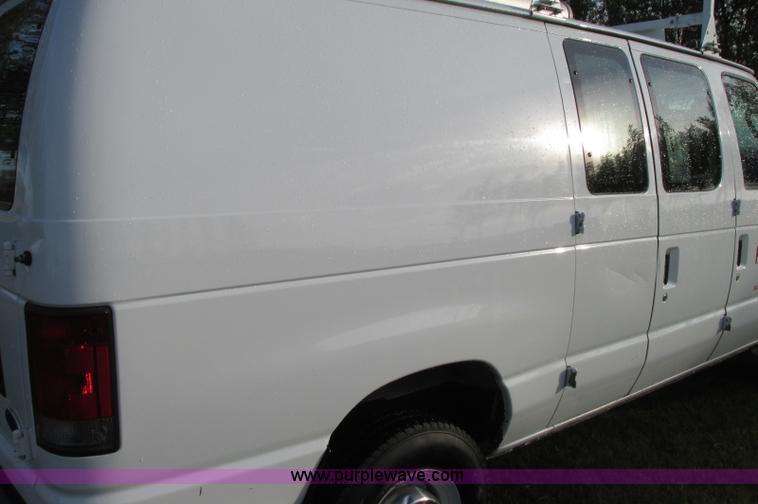 image for item E5217 2006 Ford E350 Super Duty van