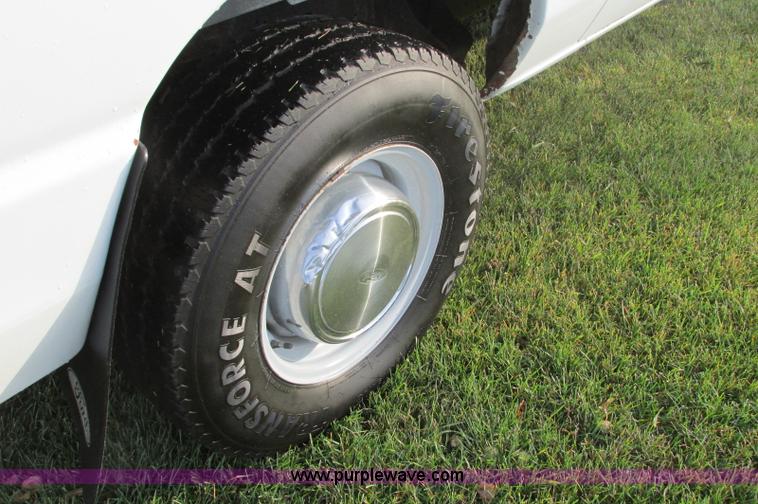 image for item E5217 2006 Ford E350 Super Duty van