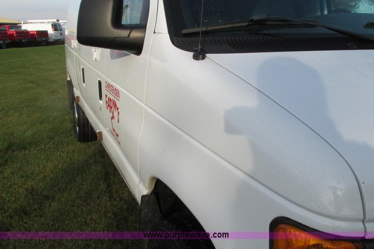 image for item E5217 2006 Ford E350 Super Duty van