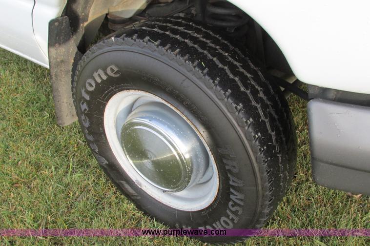 image for item E5217 2006 Ford E350 Super Duty van