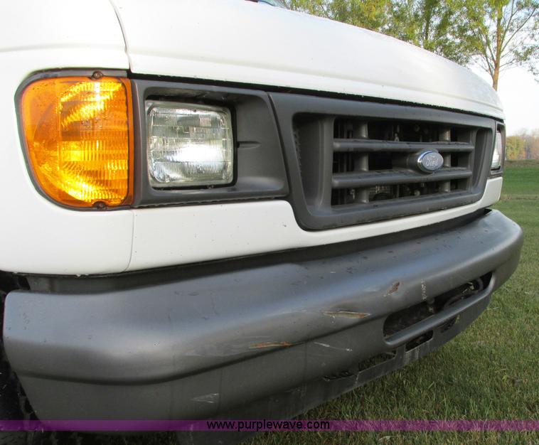 image for item E5217 2006 Ford E350 Super Duty van