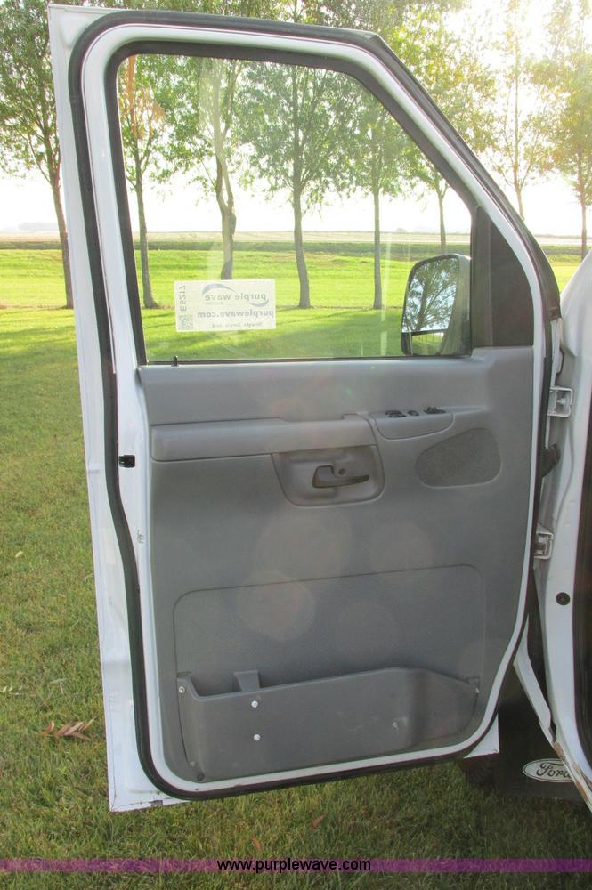 image for item E5217 2006 Ford E350 Super Duty van