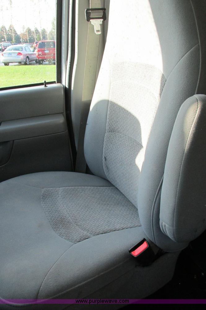 image for item E5217 2006 Ford E350 Super Duty van