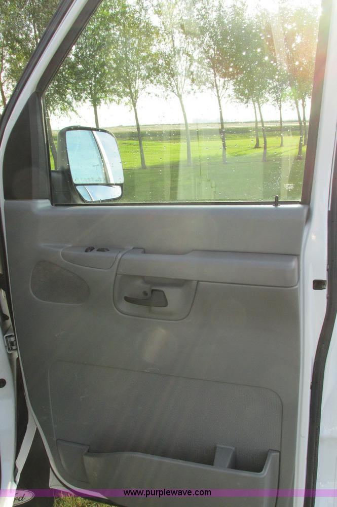 image for item E5217 2006 Ford E350 Super Duty van