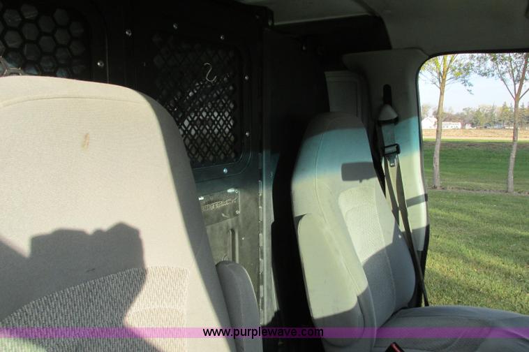 image for item E5217 2006 Ford E350 Super Duty van
