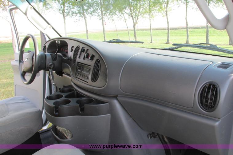 image for item E5217 2006 Ford E350 Super Duty van