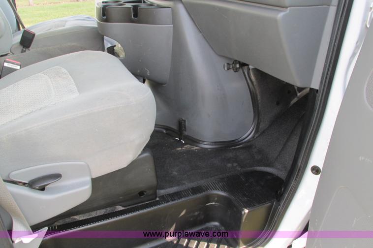 image for item E5217 2006 Ford E350 Super Duty van