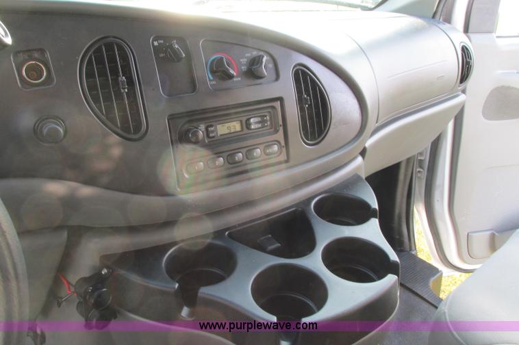 image for item E5217 2006 Ford E350 Super Duty van
