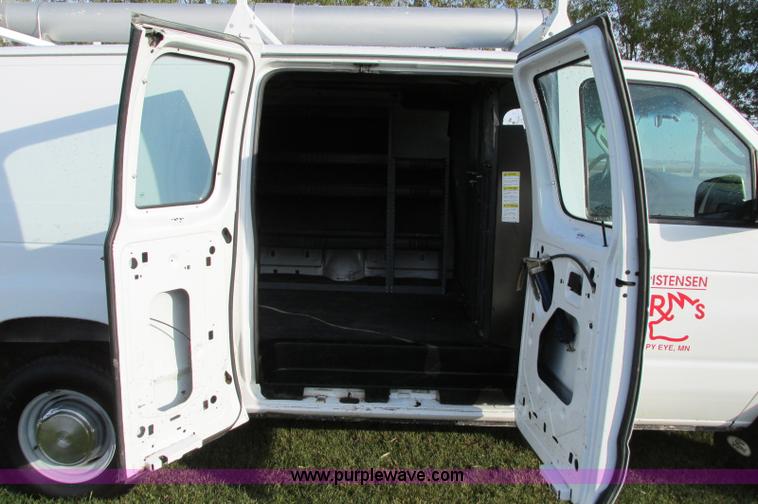 image for item E5217 2006 Ford E350 Super Duty van