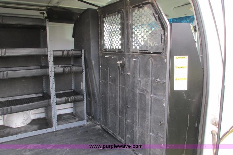 image for item E5217 2006 Ford E350 Super Duty van