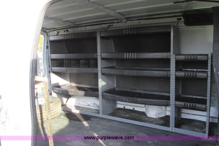 image for item E5217 2006 Ford E350 Super Duty van