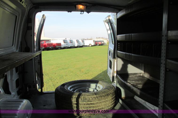 image for item E5217 2006 Ford E350 Super Duty van