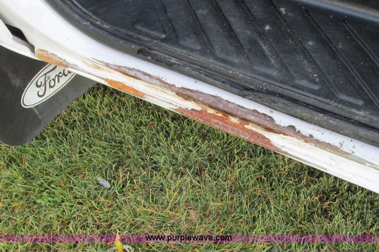 image for item E5217 2006 Ford E350 Super Duty van