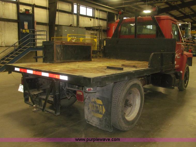 image for item F7192 1979 International 1624 S Series flatbed truck
