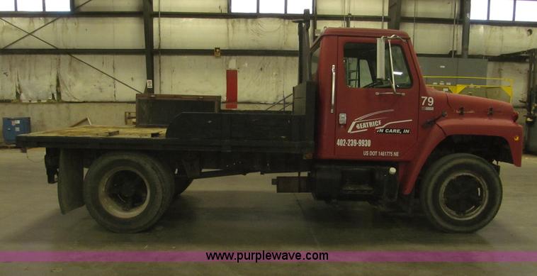 image for item F7192 1979 International 1624 S Series flatbed truck