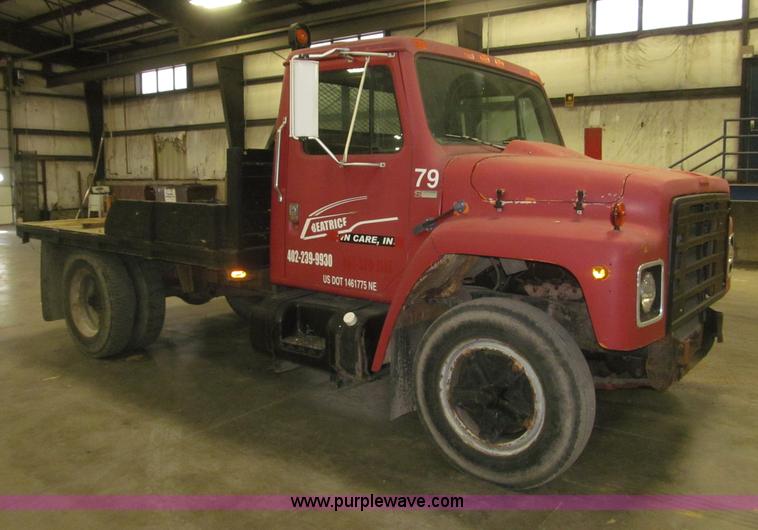 image for item F7192 1979 International 1624 S Series flatbed truck