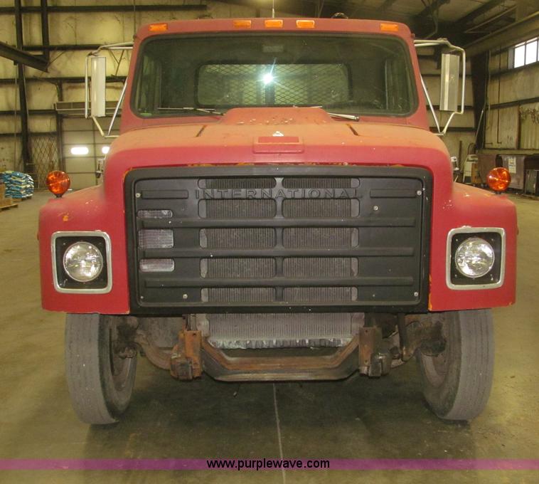 image for item F7192 1979 International 1624 S Series flatbed truck