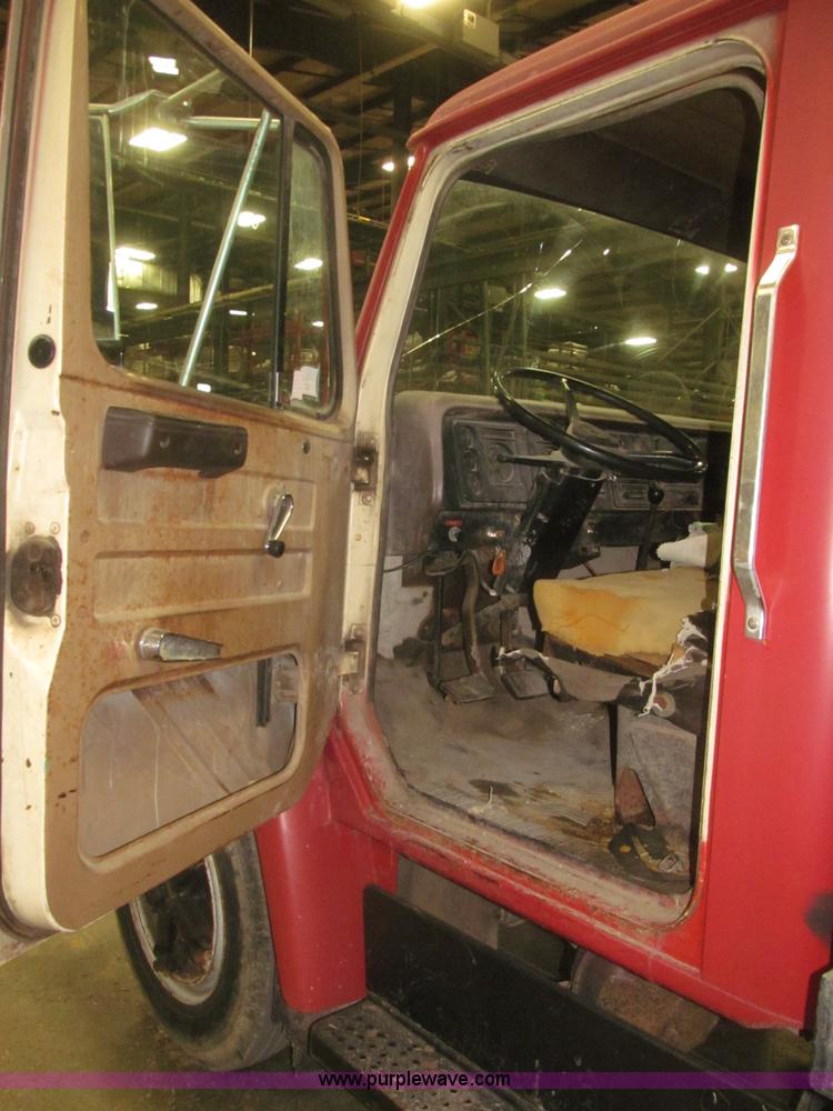 image for item F7192 1979 International 1624 S Series flatbed truck