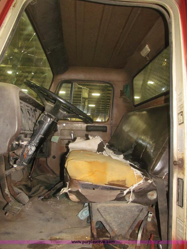 image for item F7192 1979 International 1624 S Series flatbed truck