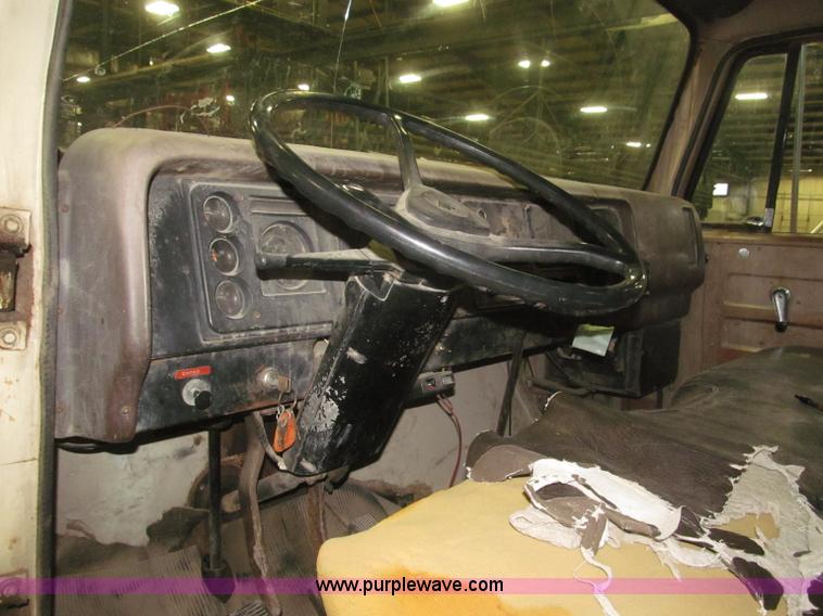 image for item F7192 1979 International 1624 S Series flatbed truck