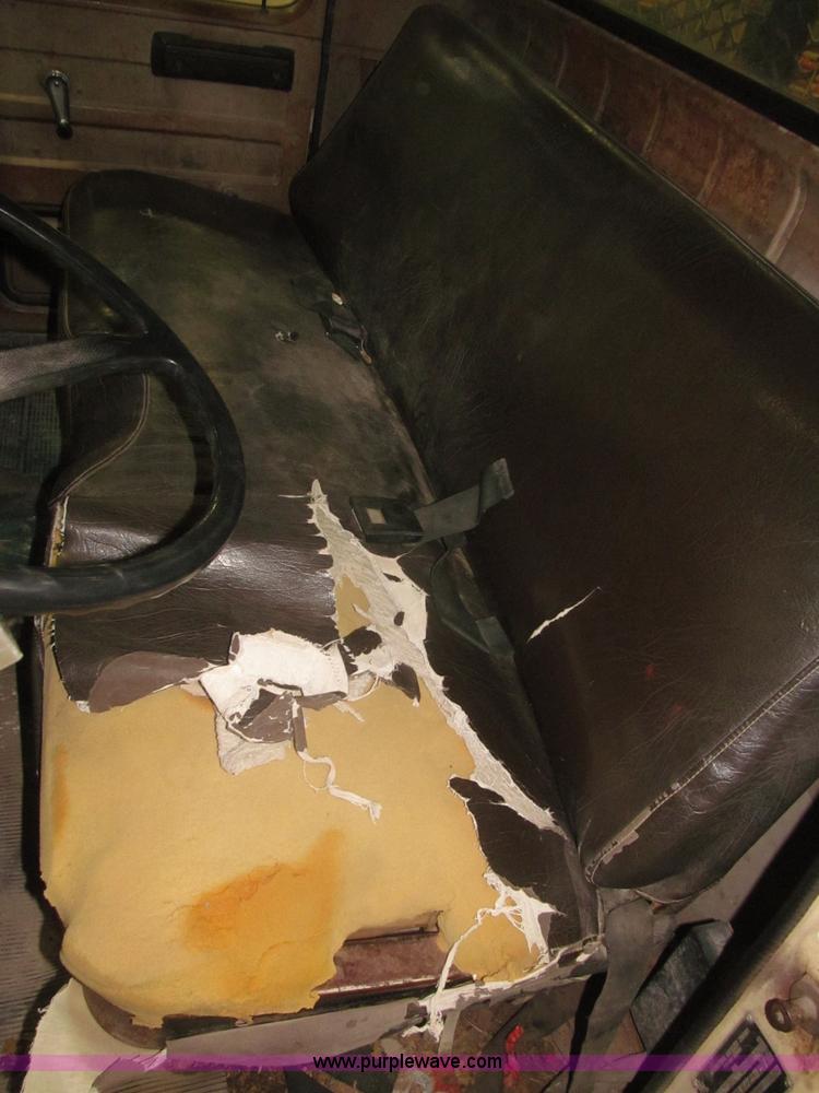 image for item F7192 1979 International 1624 S Series flatbed truck