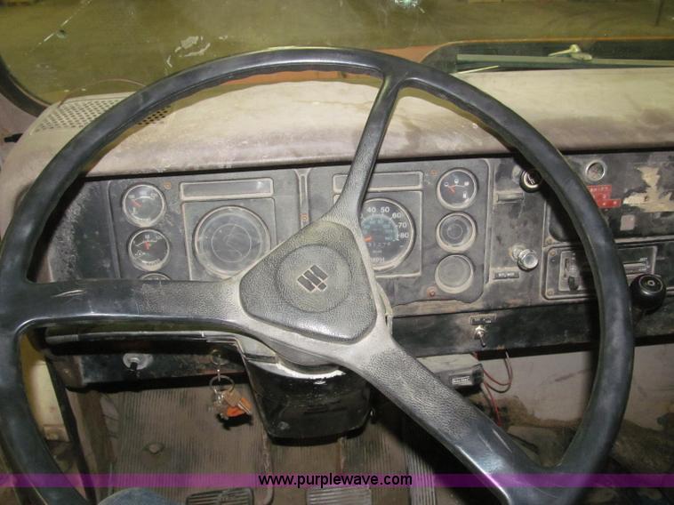 image for item F7192 1979 International 1624 S Series flatbed truck