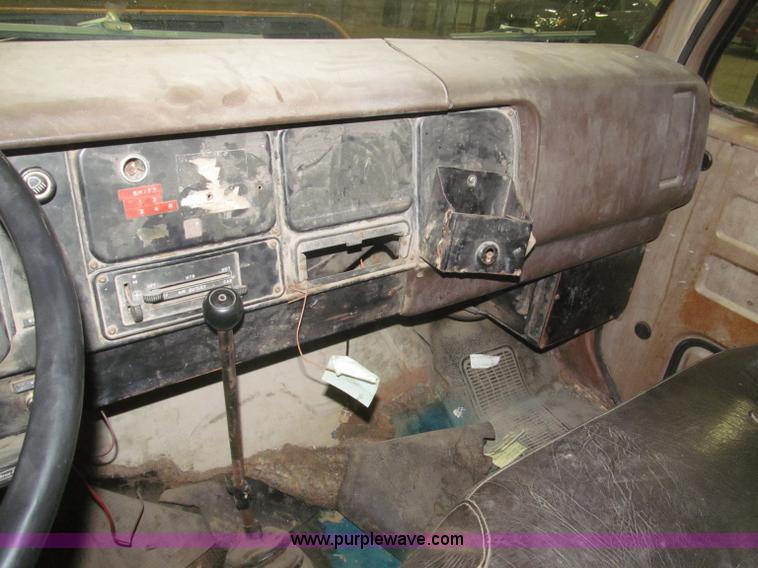 image for item F7192 1979 International 1624 S Series flatbed truck