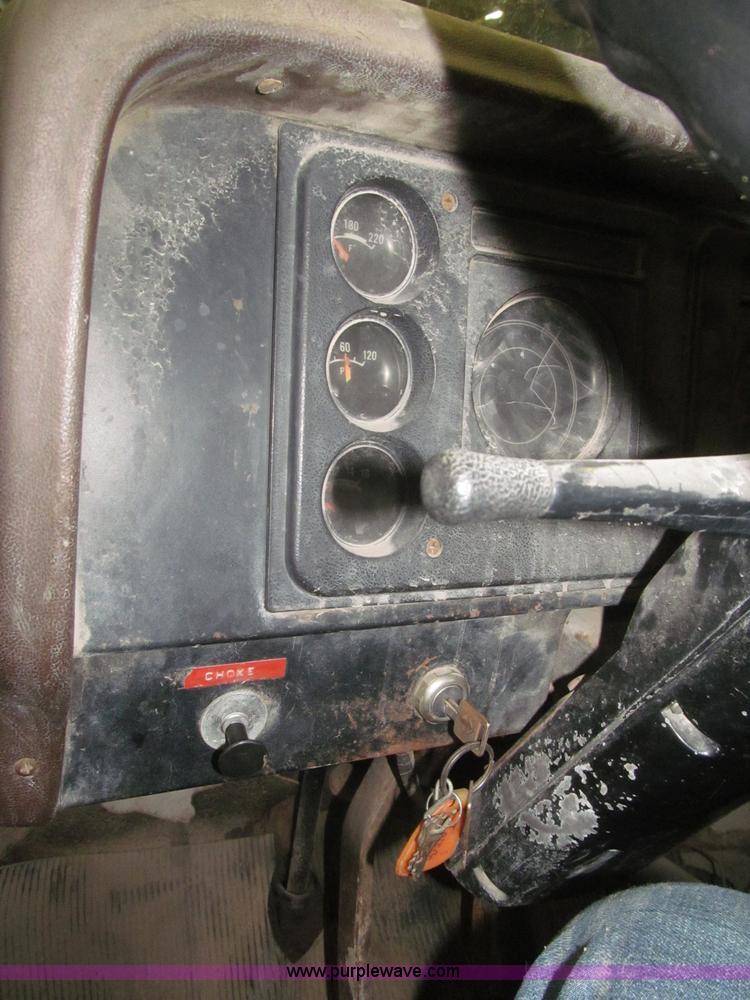 image for item F7192 1979 International 1624 S Series flatbed truck