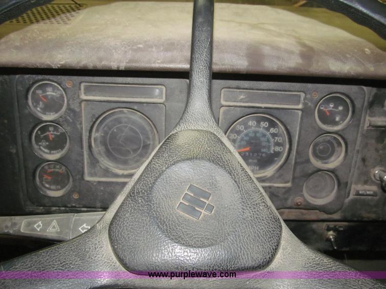 image for item F7192 1979 International 1624 S Series flatbed truck