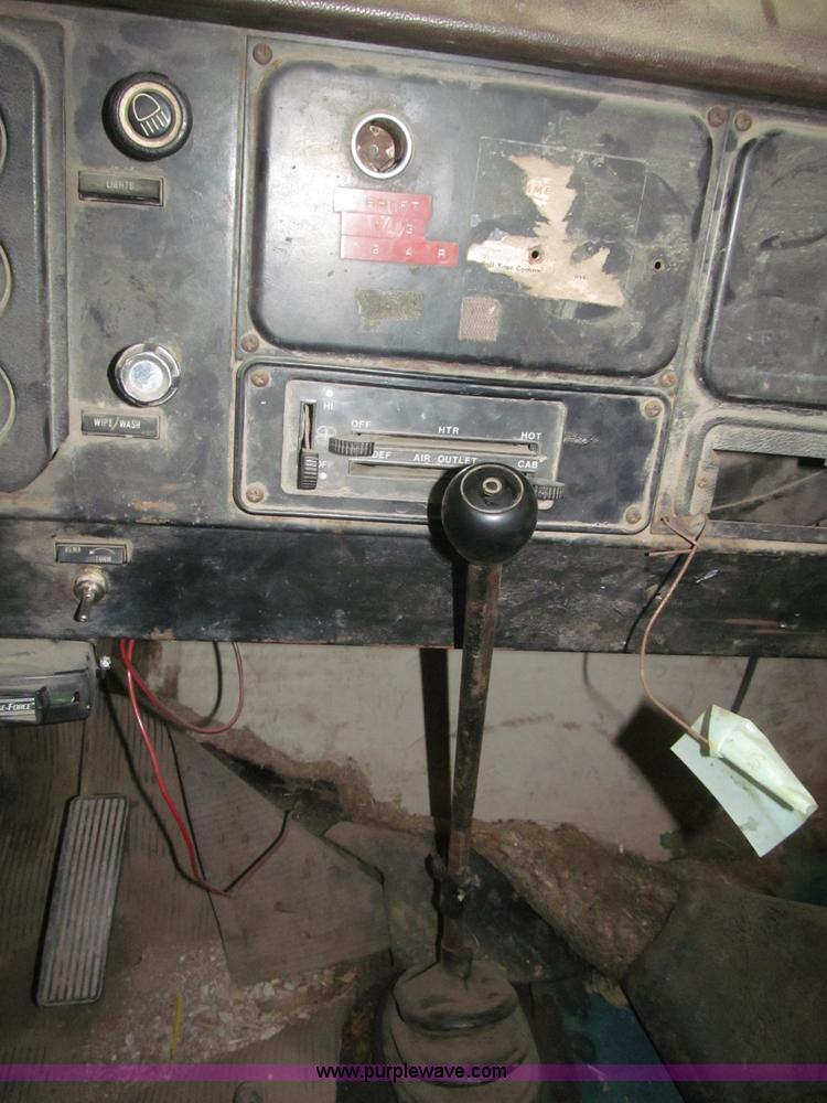 image for item F7192 1979 International 1624 S Series flatbed truck