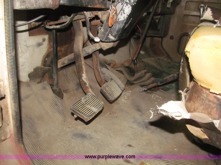 image for item F7192 1979 International 1624 S Series flatbed truck