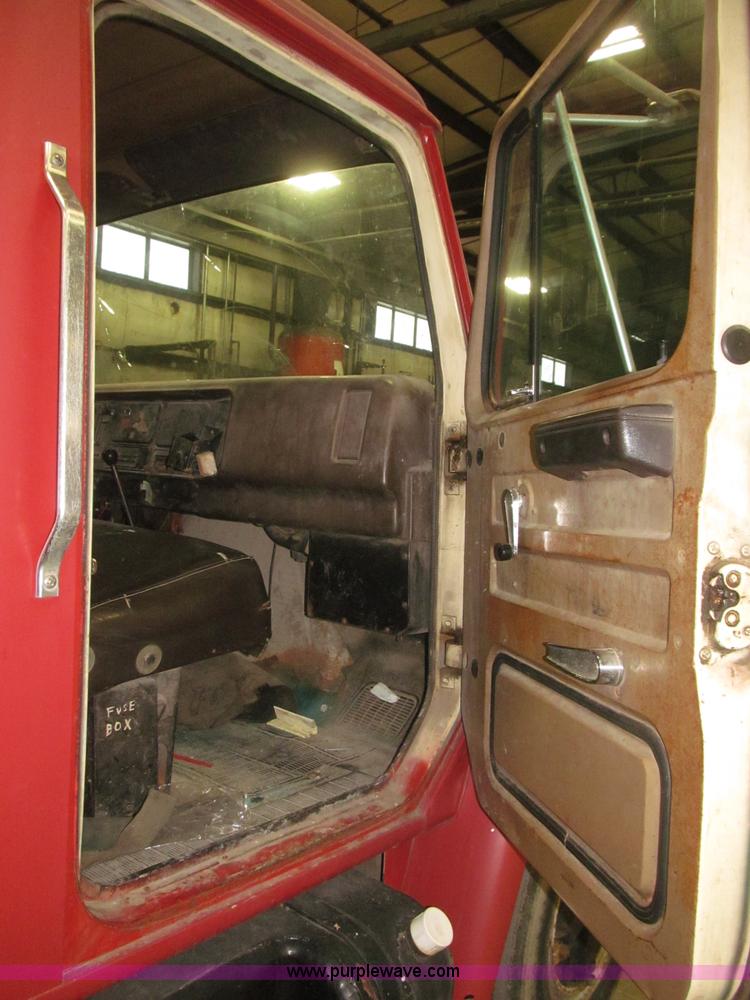 image for item F7192 1979 International 1624 S Series flatbed truck