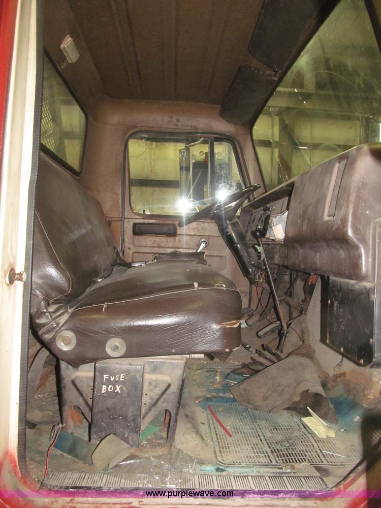 image for item F7192 1979 International 1624 S Series flatbed truck