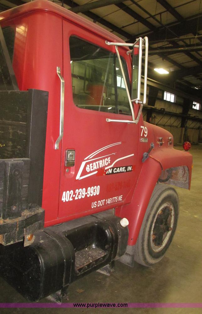 image for item F7192 1979 International 1624 S Series flatbed truck