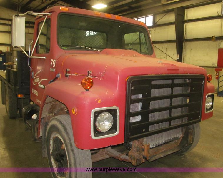 image for item F7192 1979 International 1624 S Series flatbed truck