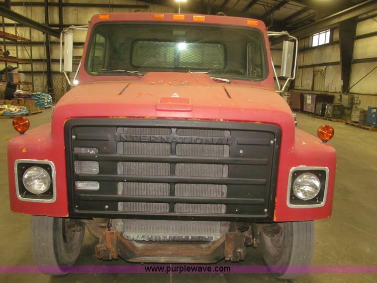 image for item F7192 1979 International 1624 S Series flatbed truck