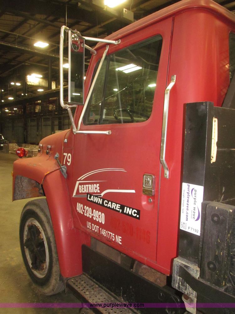 image for item F7192 1979 International 1624 S Series flatbed truck