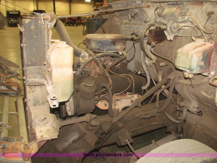 image for item F7192 1979 International 1624 S Series flatbed truck