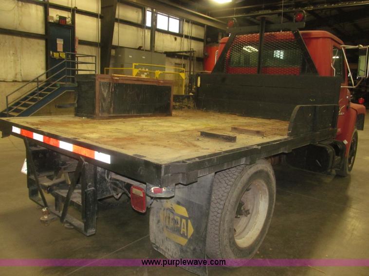 image for item F7192 1979 International 1624 S Series flatbed truck