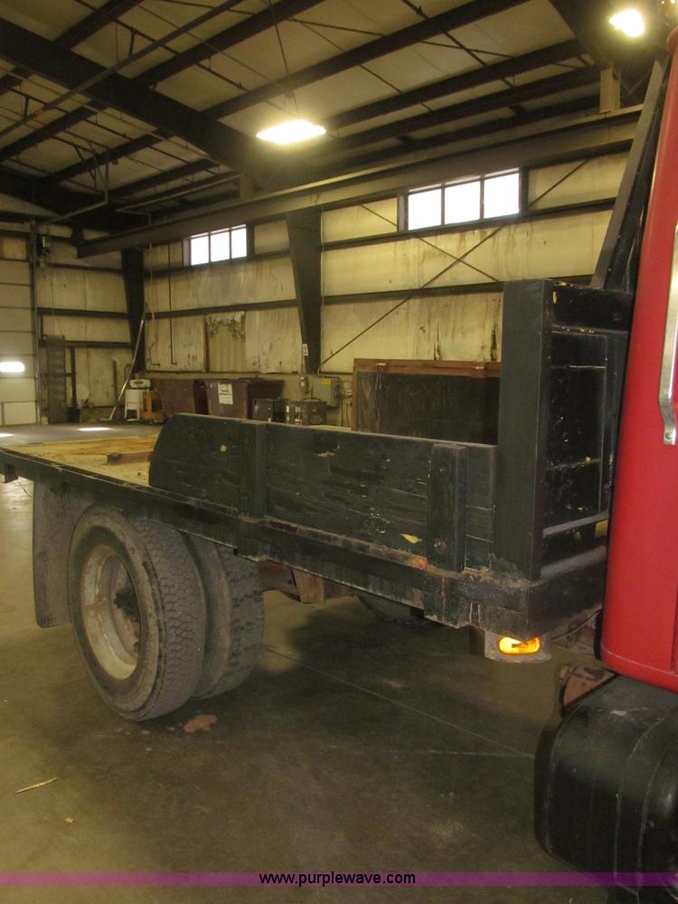 image for item F7192 1979 International 1624 S Series flatbed truck