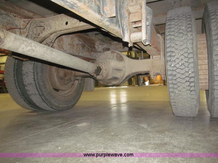 image for item F7192 1979 International 1624 S Series flatbed truck