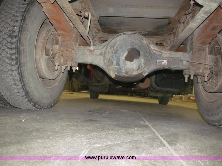 image for item F7192 1979 International 1624 S Series flatbed truck