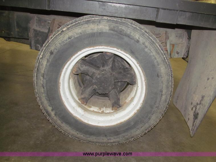 image for item F7192 1979 International 1624 S Series flatbed truck