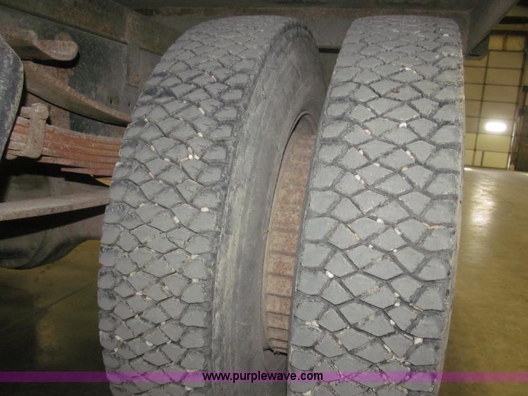 image for item F7192 1979 International 1624 S Series flatbed truck