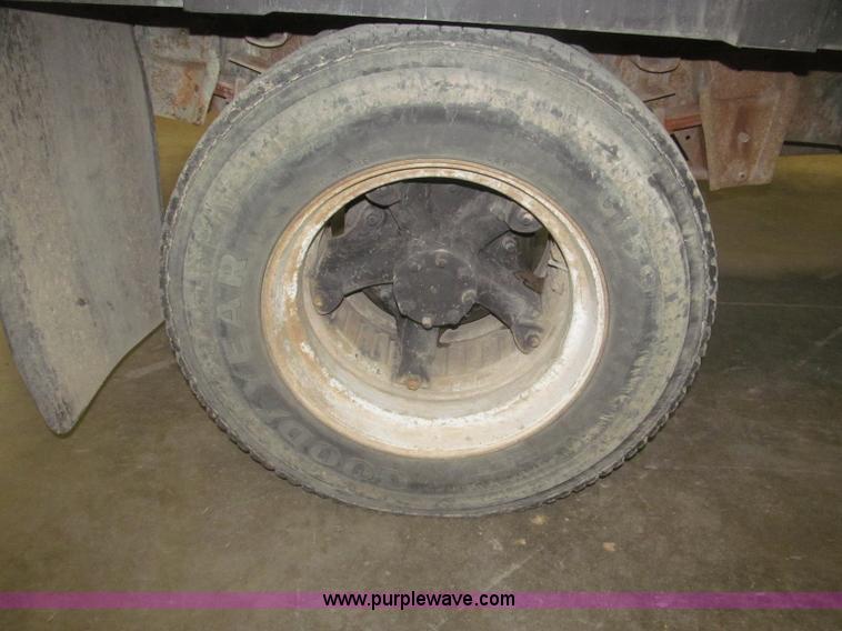 image for item F7192 1979 International 1624 S Series flatbed truck