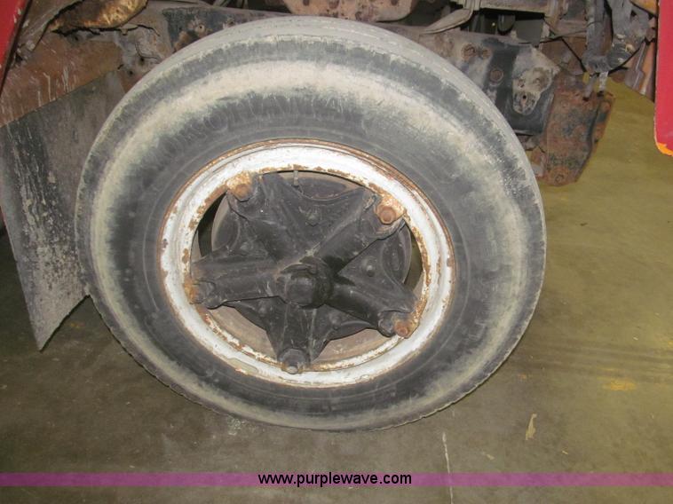 image for item F7192 1979 International 1624 S Series flatbed truck